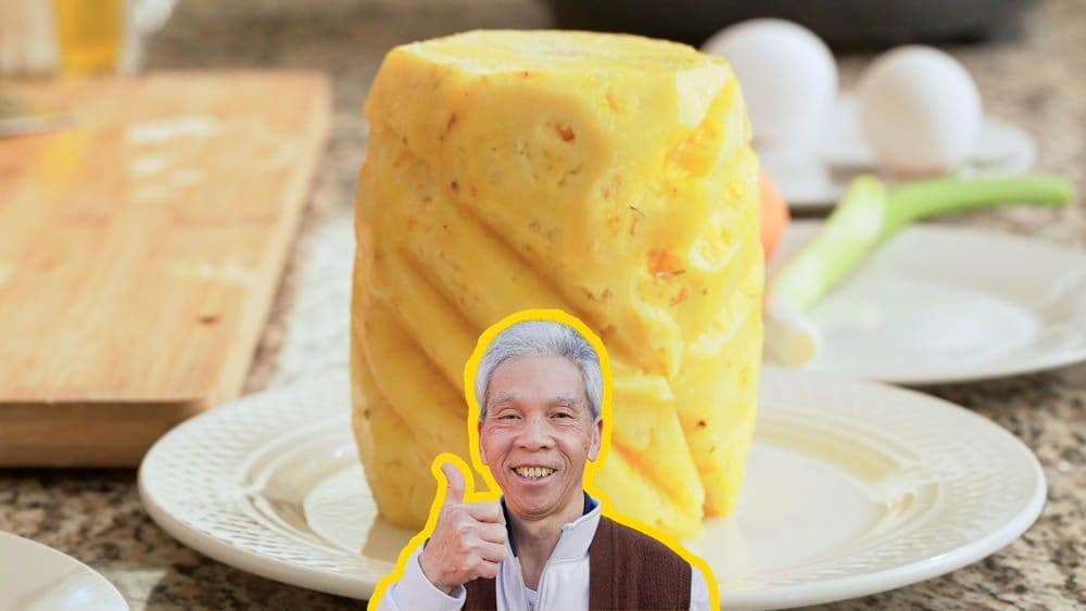 How a Chinese Chef Cuts a Pineapple (如何切割鳳梨) — Daddy Lau